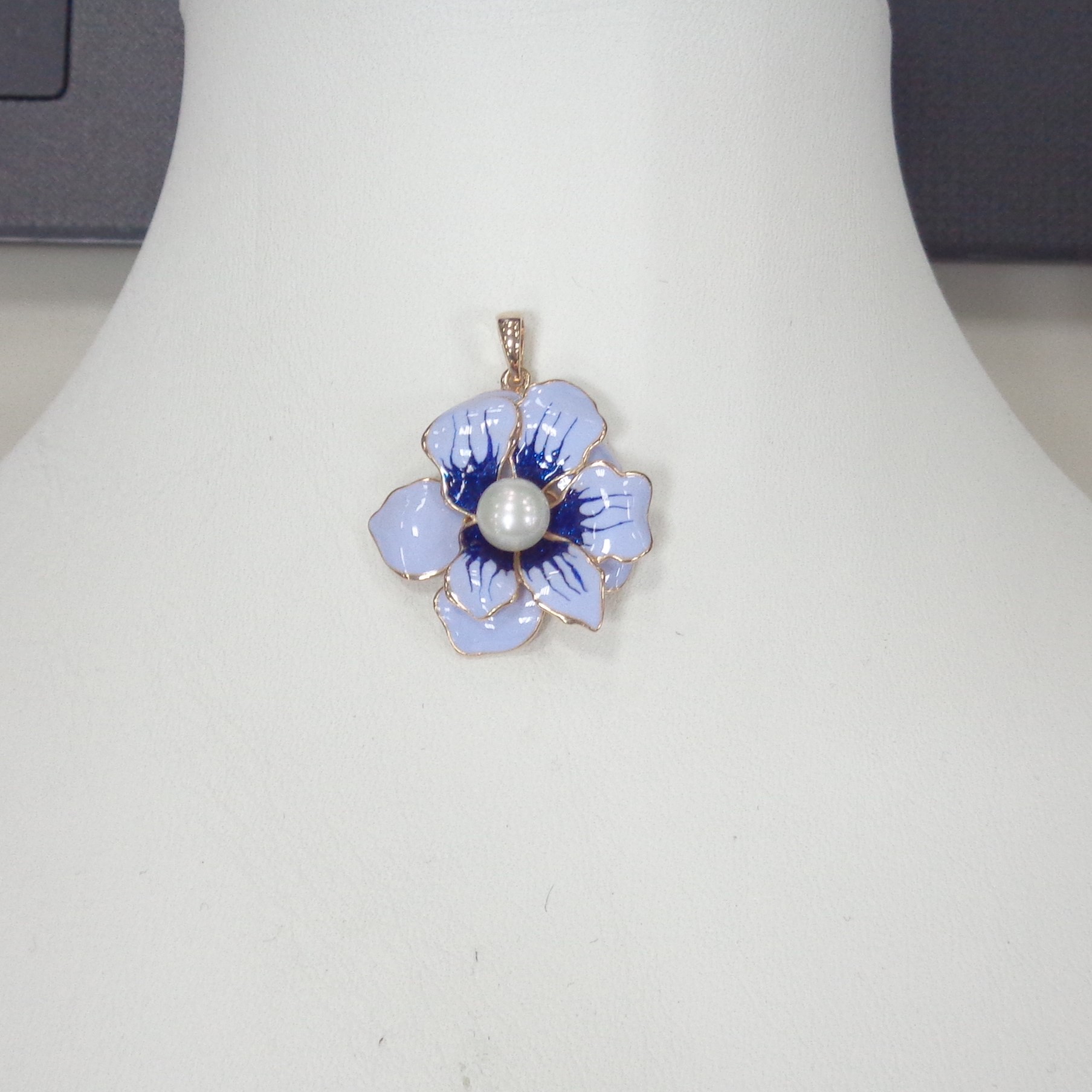 Серебряная подвеска с жемчугом и эмалью "Цветок"